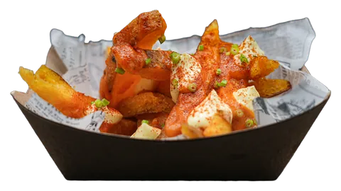 Batata Brava servida em barquete, com molho mediterrânico, maionese de alho e pimentão fumado.