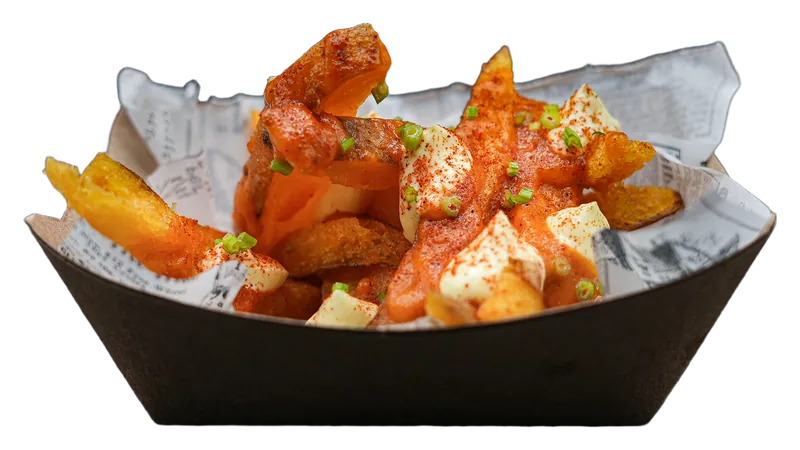Batata Brava servida em barquete, com molho mediterrânico, maionese de alho e pimentão fumado.