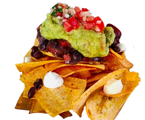 Chips de banana verde com feijão preto, guacamole, queijo creme e pico de gallo.