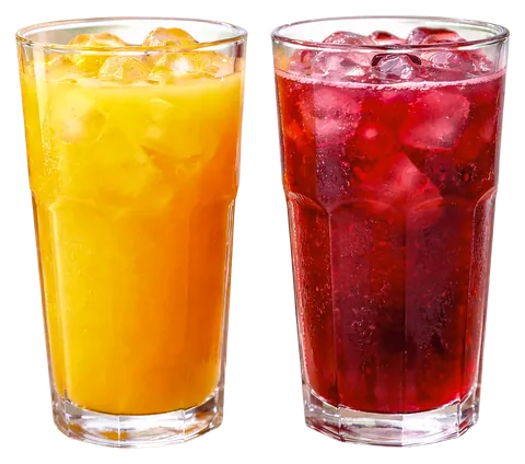 Dois copos de sumo natural com gelo: um amarelo de fruta da época e um vermelho de flor de hibisco.