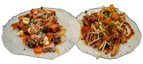 Dois tacos em tortilha de milho, um de frango churrasco com pico de gallo e outro de costela texana com batata palha.